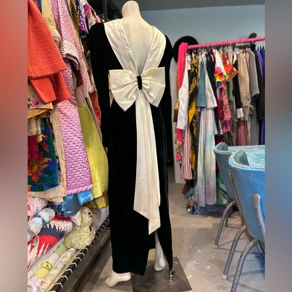 Vintage Velvet & BOW Gown - Picture 11 of 16